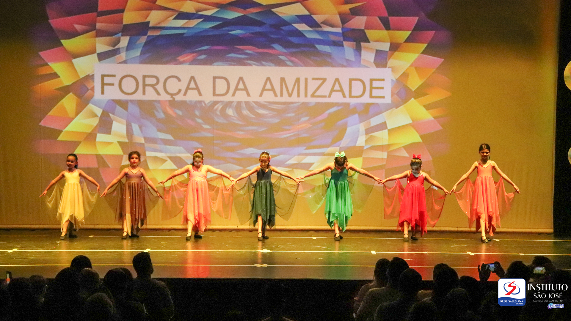 Espetáculo de dança "Emoções em Movimento: Um Giro Artístico" emociona a todos os presentes