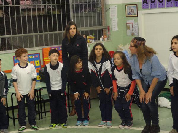 AUTORA E CONTADORA DE HISTÓRIAS LUCY CRICHTON VISITA NOSSA ESCOLA