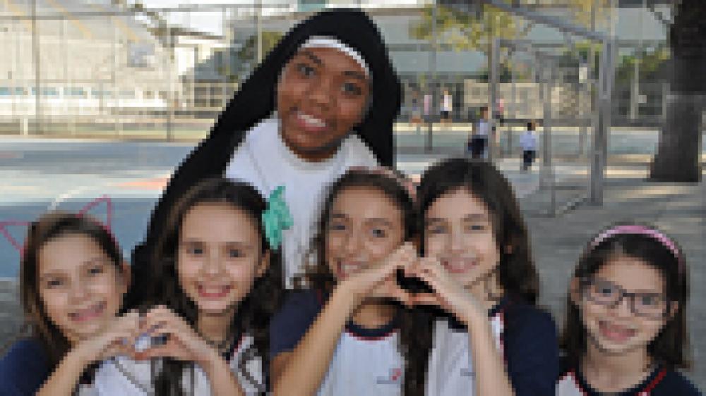 Os Santos Salesianos entre os alunos